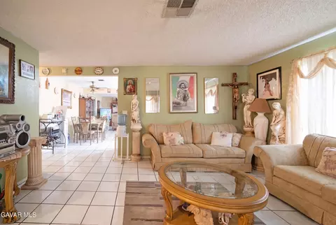 Living - 37617 27th St, Palmdale, CA 93550 photo 3 of 3