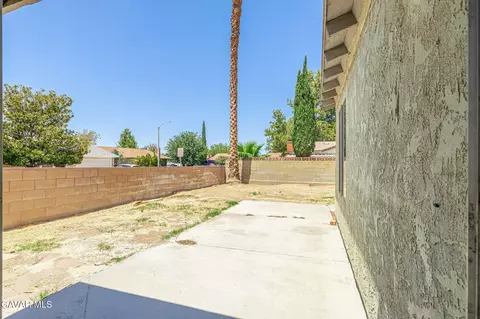 Exterior - 601 Curve Cir, Lancaster, CA 93535 photo 7 of 10