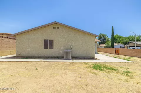 Exterior - 601 Curve Cir, Lancaster, CA 93535 photo 9 of 10