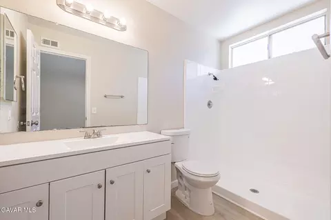 Bath - 601 Curve Cir, Lancaster, CA 93535 photo 1 of 2