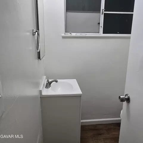 Bath - 38527 E 36th Street East St, Palmdale, CA 93550 photo 2 of 4
