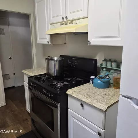Kitchen - 38527 E 36th Street East St, Palmdale, CA 93550 photo 2 of 3