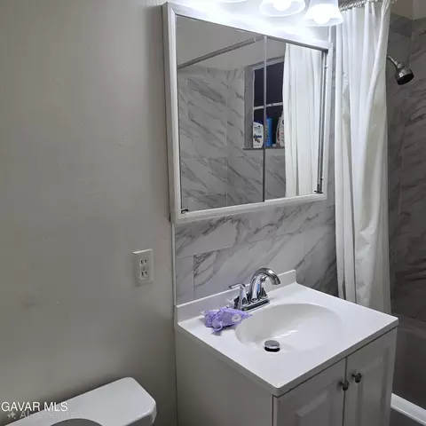 Bath - 38527 E 36th Street East St, Palmdale, CA 93550 photo 3 of 4