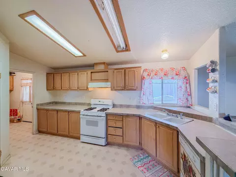 Kitchen - 45465 E 25th #SPC 214, Lancaster, CA 93535 photo 1 of 5