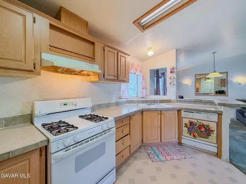 Kitchen - 45465 E 25th #SPC 214, Lancaster, CA 93535 photo 3 of 5