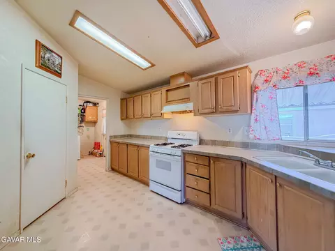 Kitchen - 45465 E 25th #SPC 214, Lancaster, CA 93535 photo 4 of 5