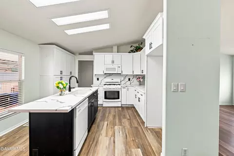 Kitchen - 48303 W 20 Th St #SPC 85, Lancaster, CA 93534 photo 2 of 5