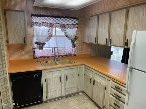 Kitchen - 2550 E Avenue I #37, Lancaster, CA 93535 photo 2 of 2