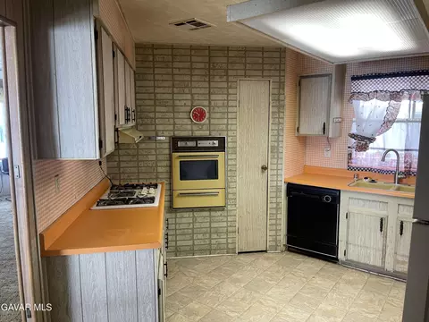 Kitchen - 2550 E Avenue I #37, Lancaster, CA 93535 photo 1 of 2