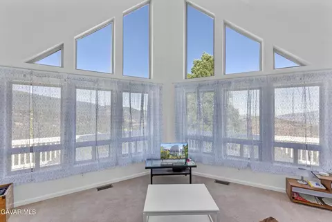 Living - 17075 Matterhorn Dr, Tehachapi, CA 93561 photo 2 of 2