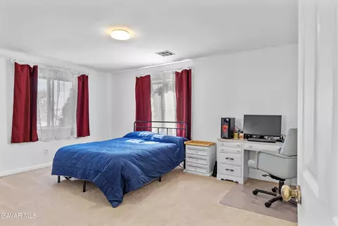 Bedroom - 17075 Matterhorn Dr, Tehachapi, CA 93561 photo 2 of 3