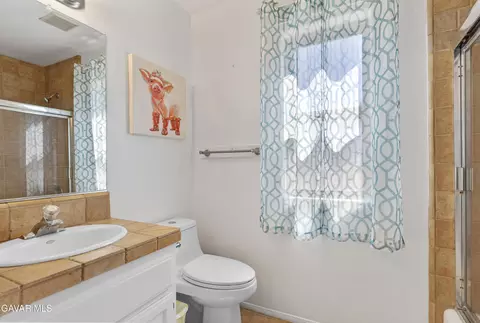 Bath - 17075 Matterhorn Dr, Tehachapi, CA 93561 photo 5 of 5