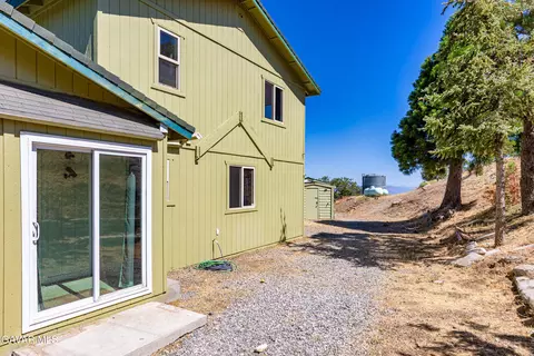 Exterior - 17075 Matterhorn Dr, Tehachapi, CA 93561 photo 8 of 11