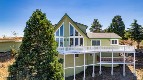Exterior - 17075 Matterhorn Dr, Tehachapi, CA 93561 photo 2 of 11