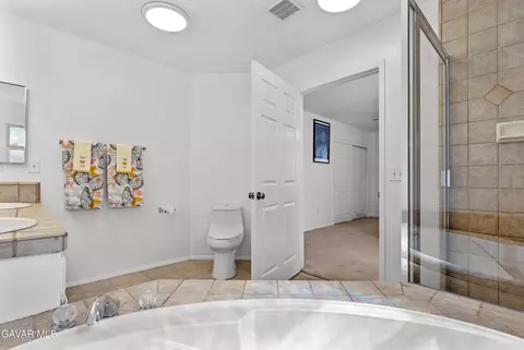 Bath - 17075 Matterhorn Dr, Tehachapi, CA 93561 photo 3 of 5