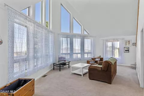 Living - 17075 Matterhorn Dr, Tehachapi, CA 93561 photo 1 of 2