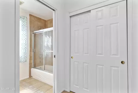 Entry Way - 17075 Matterhorn Dr, Tehachapi, CA 93561 photo 4 of 5