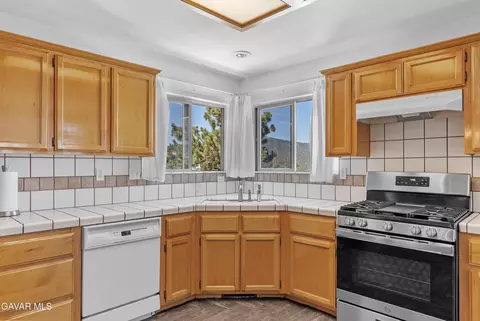 Kitchen - 17075 Matterhorn Dr, Tehachapi, CA 93561 photo 2 of 3