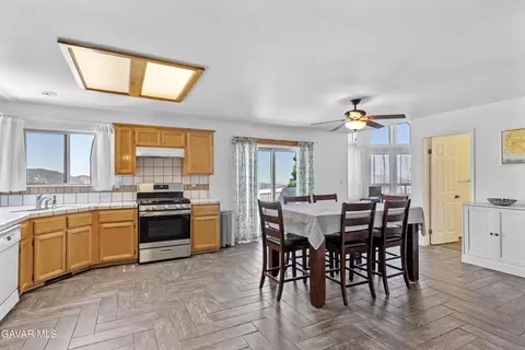 Kitchen - 17075 Matterhorn Dr, Tehachapi, CA 93561 photo 1 of 3