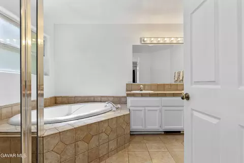 Bath - 17075 Matterhorn Dr, Tehachapi, CA 93561 photo 2 of 5