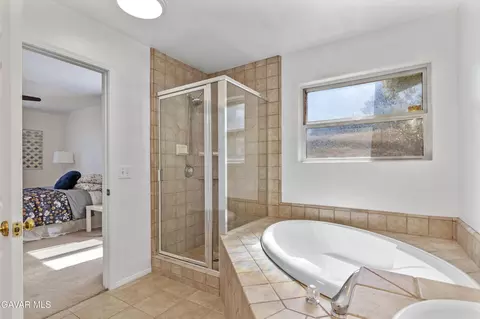 Bath - 17075 Matterhorn Dr, Tehachapi, CA 93561 photo 4 of 5