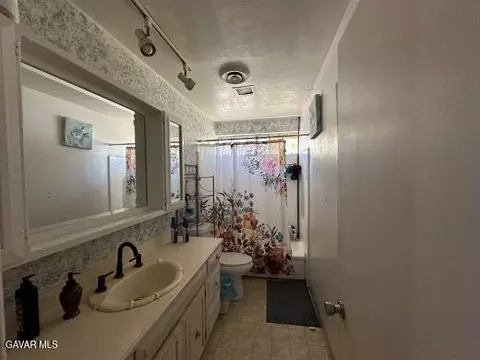 Bath - 22107 Barbacoa Dr, Saugus, CA 91350 photo 4 of 5
