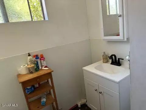 Bath - 22107 Barbacoa Dr, Saugus, CA 91350 photo 2 of 5