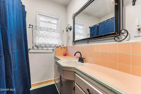 Bath - 44709 Fig Ave, Lancaster, CA 93534 photo 1 of 1