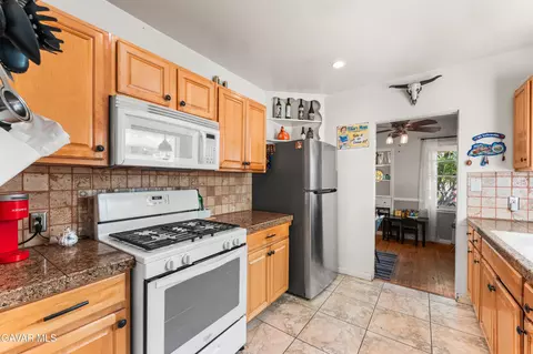 Kitchen - 44709 Fig Ave, Lancaster, CA 93534 photo 3 of 4