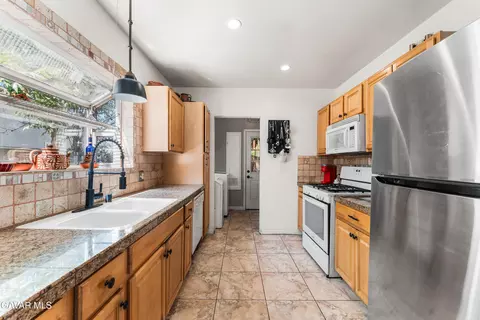 Kitchen - 44709 Fig Ave, Lancaster, CA 93534 photo 1 of 4