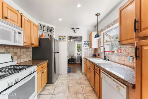 Kitchen - 44709 Fig Ave, Lancaster, CA 93534 photo 2 of 4