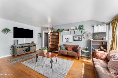 Living - 44709 Fig Ave, Lancaster, CA 93534 photo 1 of 3