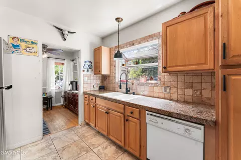 Kitchen - 44709 Fig Ave, Lancaster, CA 93534 photo 4 of 4