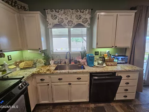 Kitchen - 1054 E Avenue K-11, Lancaster, CA 93535 photo 2 of 5