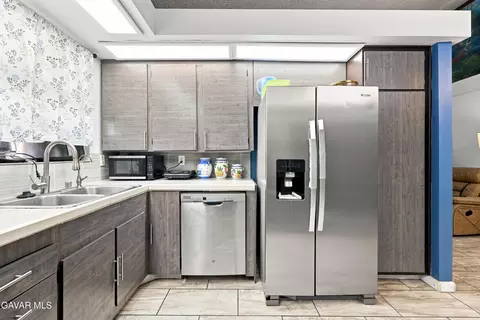 Kitchen - 5344 Sunburst Dr, Palmdale, CA 93552 photo 2 of 2