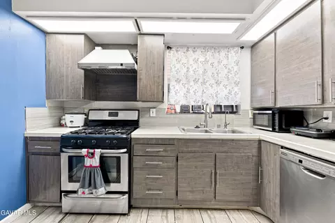 Kitchen - 5344 Sunburst Dr, Palmdale, CA 93552 photo 1 of 2