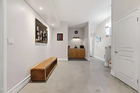 Entry Way - 20526 Oak Pass Ave, Tehachapi, CA 93561 photo 4 of 5