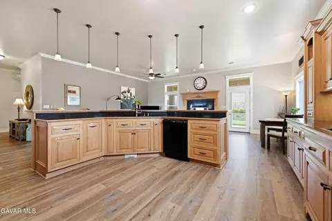 Kitchen - 20526 Oak Pass Ave, Tehachapi, CA 93561 photo 2 of 3