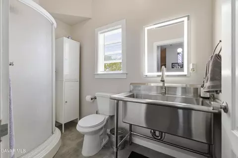 Bath - 20526 Oak Pass Ave, Tehachapi, CA 93561 photo 4 of 4