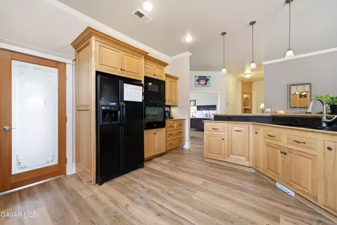 Kitchen - 20526 Oak Pass Ave, Tehachapi, CA 93561 photo 3 of 3