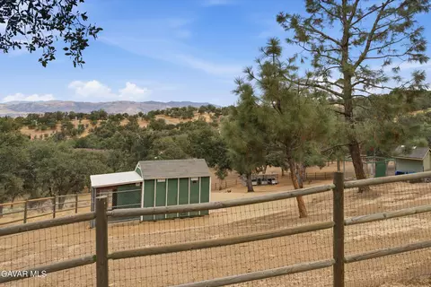Exterior - 20526 Oak Pass Ave, Tehachapi, CA 93561 photo 8 of 14