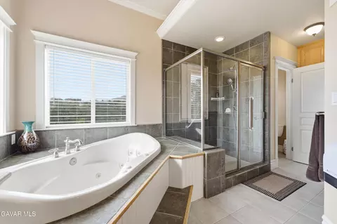 Bath - 20526 Oak Pass Ave, Tehachapi, CA 93561 photo 2 of 4