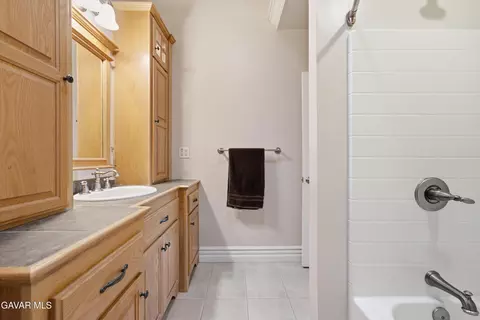 Bath - 20526 Oak Pass Ave, Tehachapi, CA 93561 photo 3 of 4