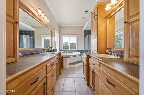 Bath - 20526 Oak Pass Ave, Tehachapi, CA 93561 photo 1 of 4