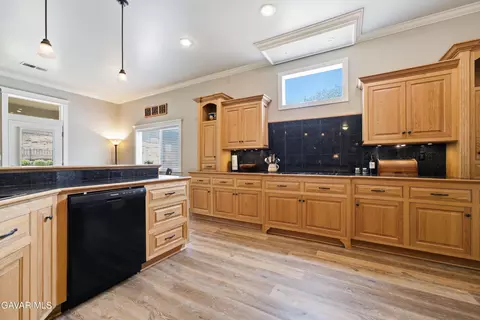 Kitchen - 20526 Oak Pass Ave, Tehachapi, CA 93561 photo 1 of 3
