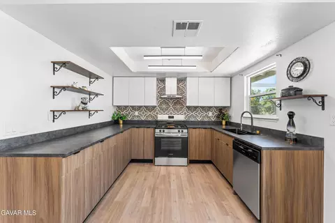 Kitchen - 39523 E 161st St, Palmdale, CA 93591 photo 4 of 5