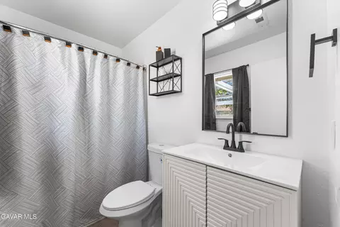 Bath - 39523 E 161st St, Palmdale, CA 93591 photo 1 of 2