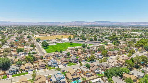View/Area - 524 E Ivyton St, Lancaster, CA 93535 photo 2 of 4