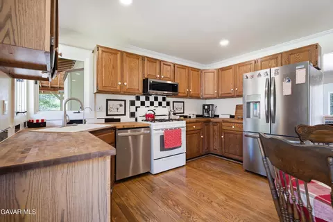 Kitchen - 23860 Parke Ct, Tehachapi, CA 93561 photo 1 of 2