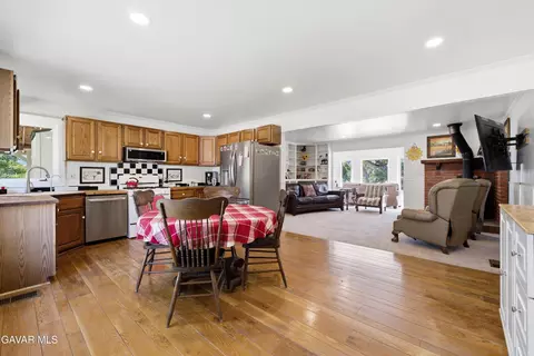 Kitchen - 23860 Parke Ct, Tehachapi, CA 93561 photo 2 of 2